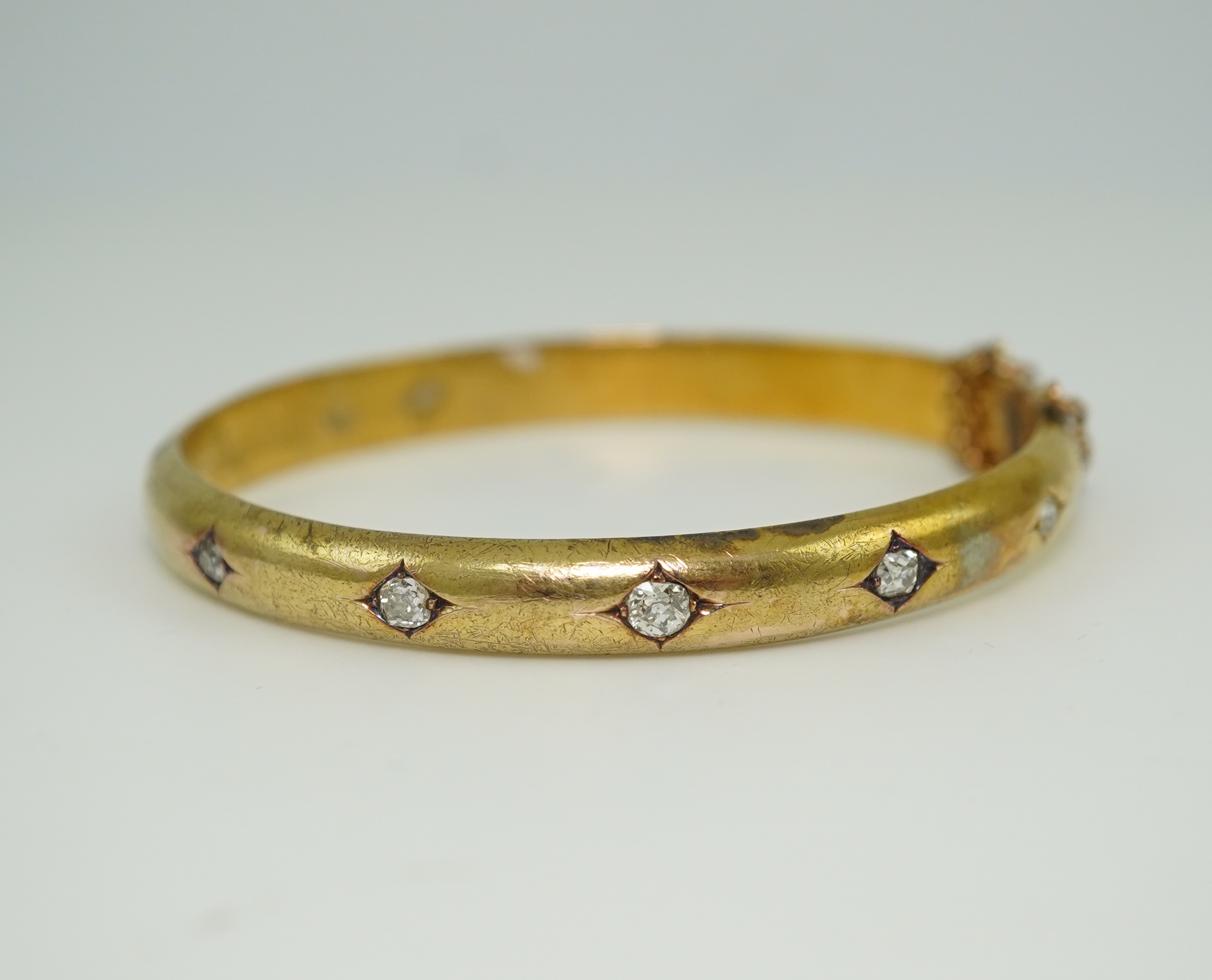 An Edwardian diamond bangle, early 20th century